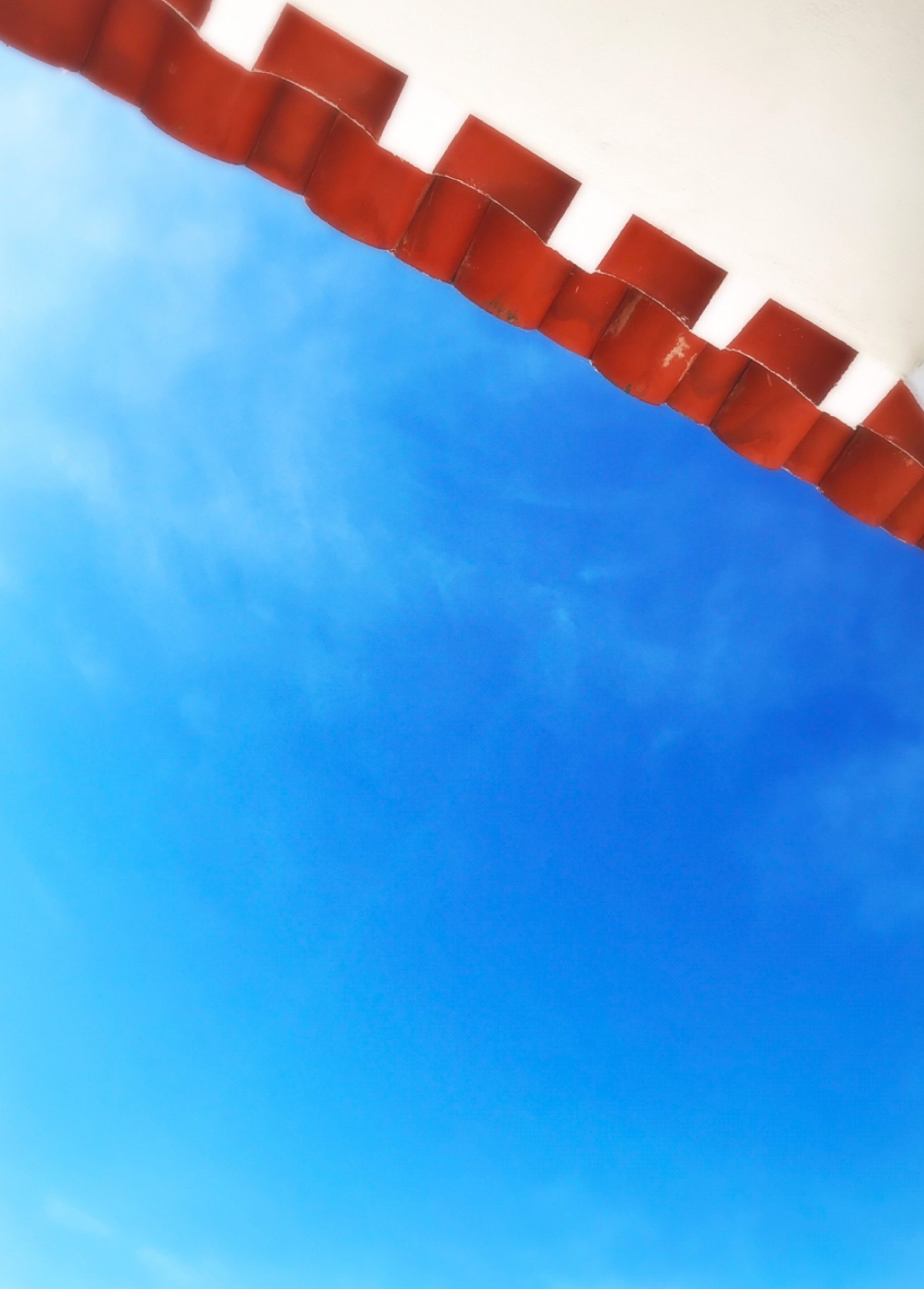 Ausschnitt eines Daches mit viel blauem Himmel