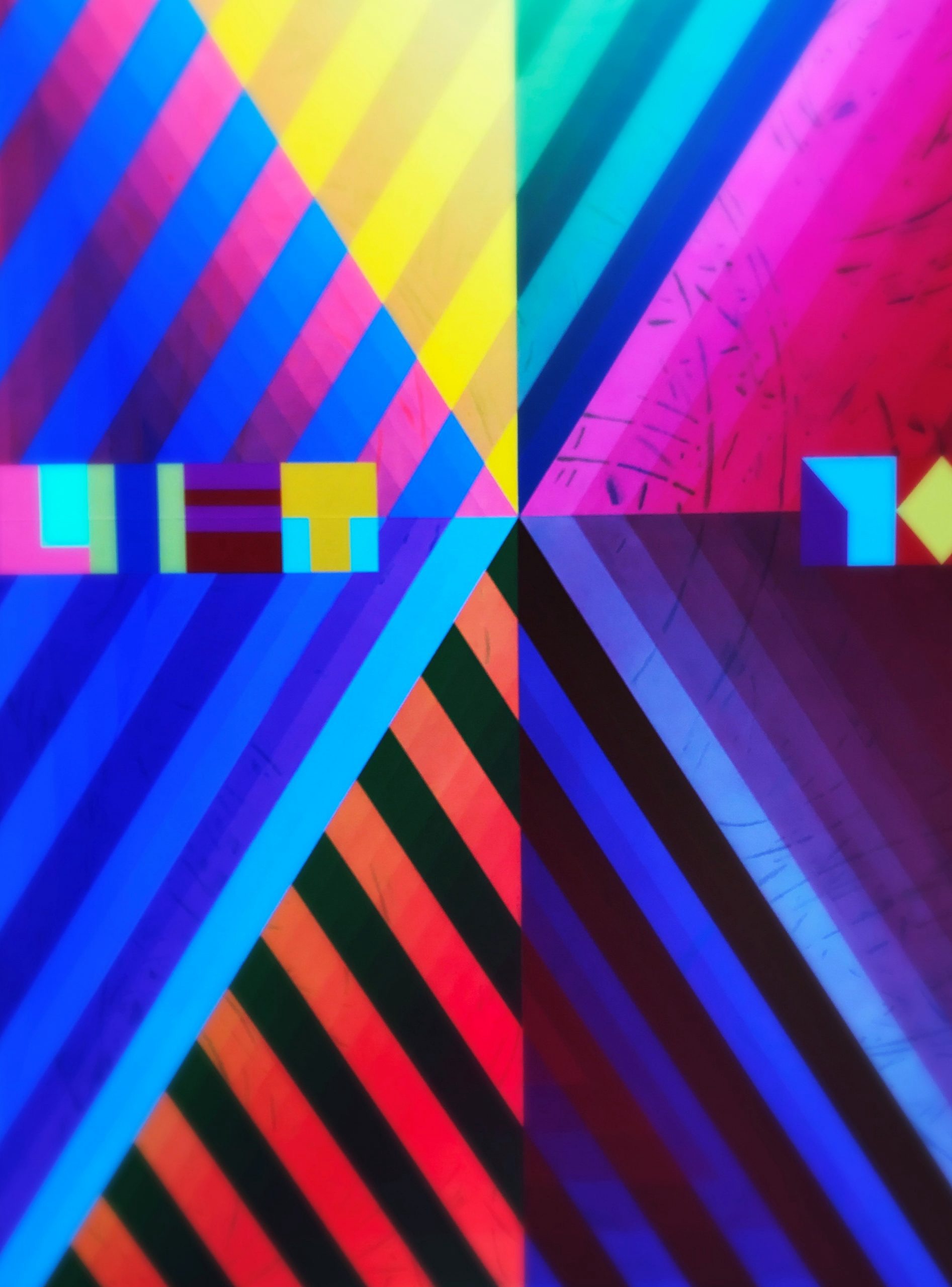 sehr bunte und abstrakte Grafik an einer Hauswand