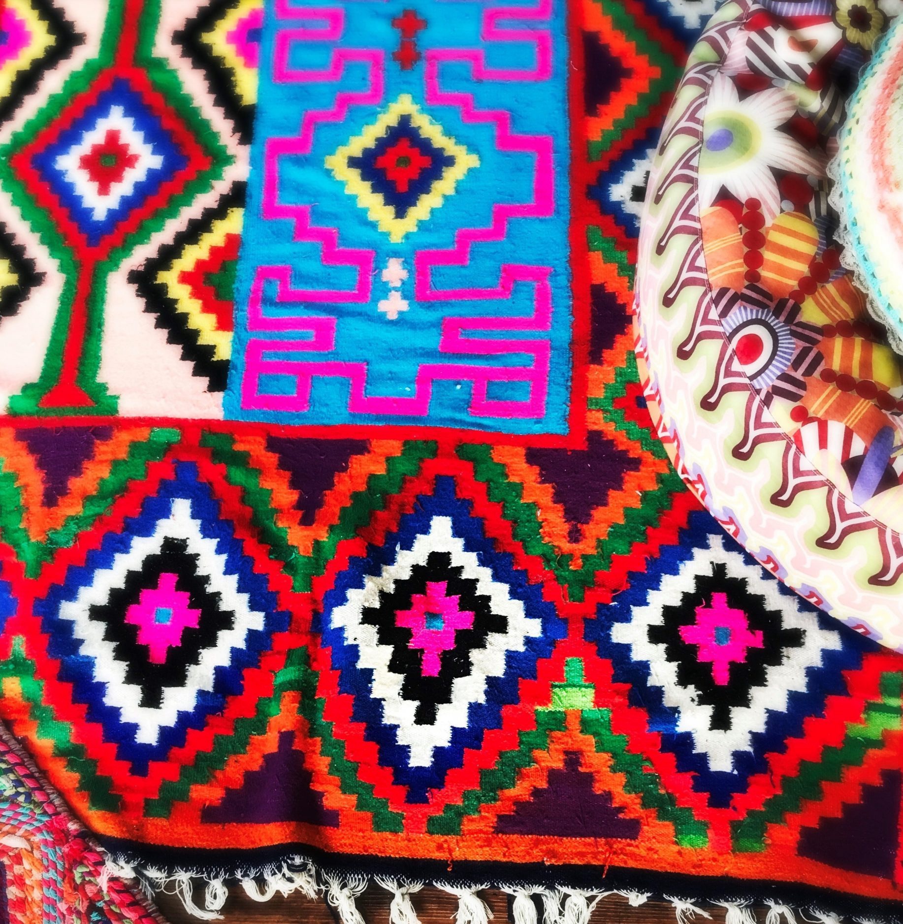 bunter, orientalisch anmutender Teppich